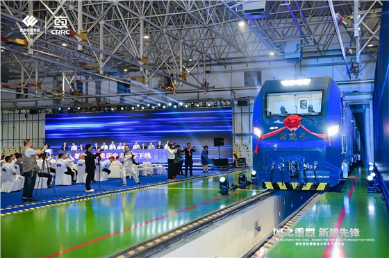 中车-国能新型智能重载电力机车下线仪式