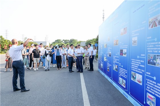 0山河智能《何清华潜心机械五十年》新书发布会 (1).JPG