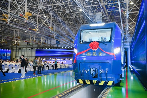 0“国之重器 新质先锋”中车-国能新型智能重载电力机车下线仪式 (1).JPG