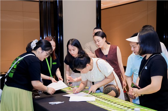 1一围肥牛肉小火锅直营门店突破100家庆功会 (1).jpg