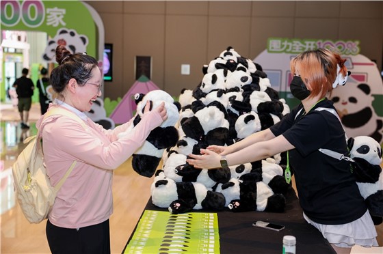 1一围肥牛肉小火锅直营门店突破100家庆功会 (8).JPG
