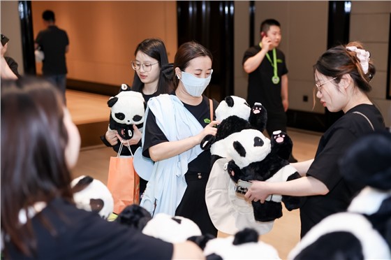 1一围肥牛肉小火锅直营门店突破100家庆功会 (9).JPG