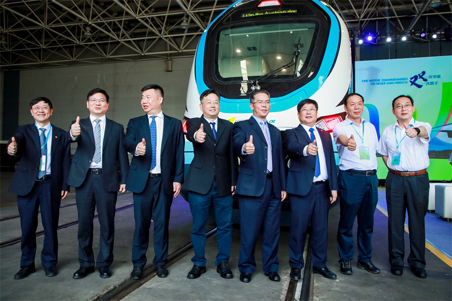 TSI标准双层动?组?辆下线仪式